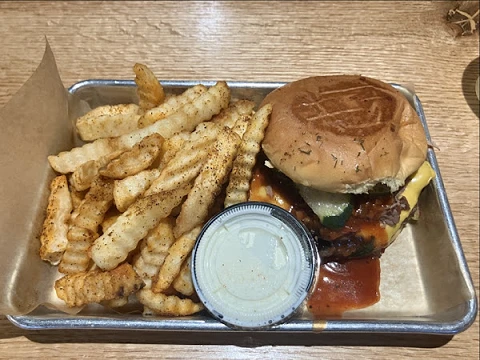 Cheeseburger with Seasoned Crinkle Fries